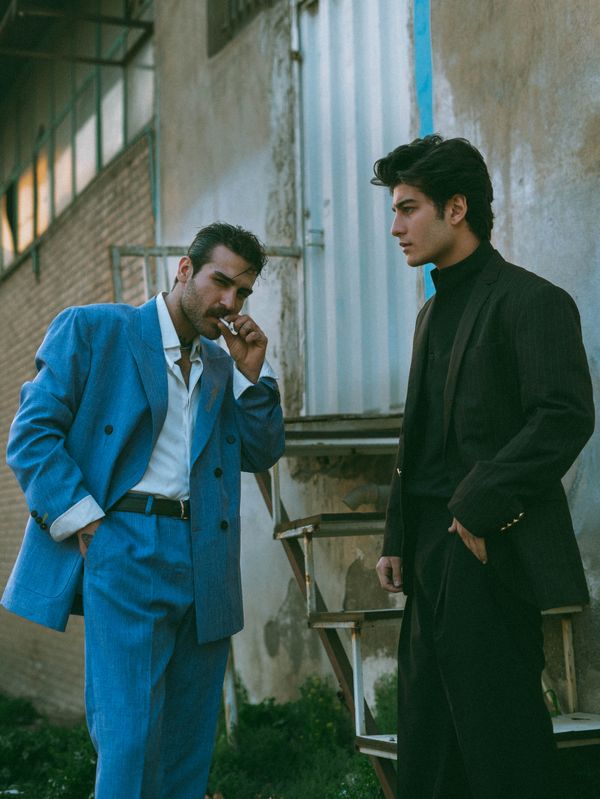 Un uomo con un abito sartoriale blu