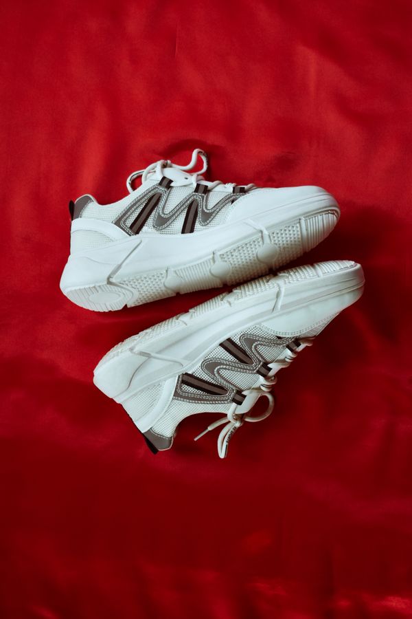 Un paio di sneakers bianche